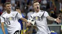 Gelandang Jerman, Marco Reus, merayakan gol ke gawang Swedia pada laga grup F Piala Dunia di Stadion Fisht, Sochi, Sabtu (23/6/2018). Jerman menang 2-1 atas Swedia. (AP/Thanassis Stavrakis)