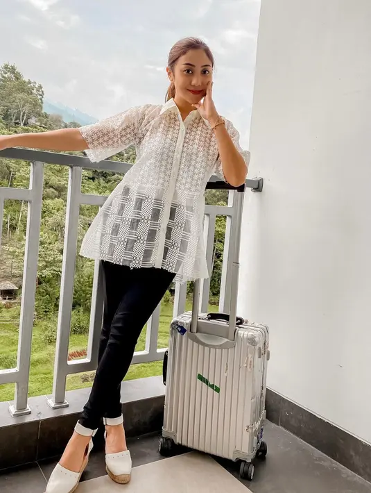 Paduan gayanya selalu sederhana namun menarik. Seperti kemeja dengan detail bordir, yang menambah aksen tak biasa saat dikenakan. (Foto: Instagram/ Winona Willy).