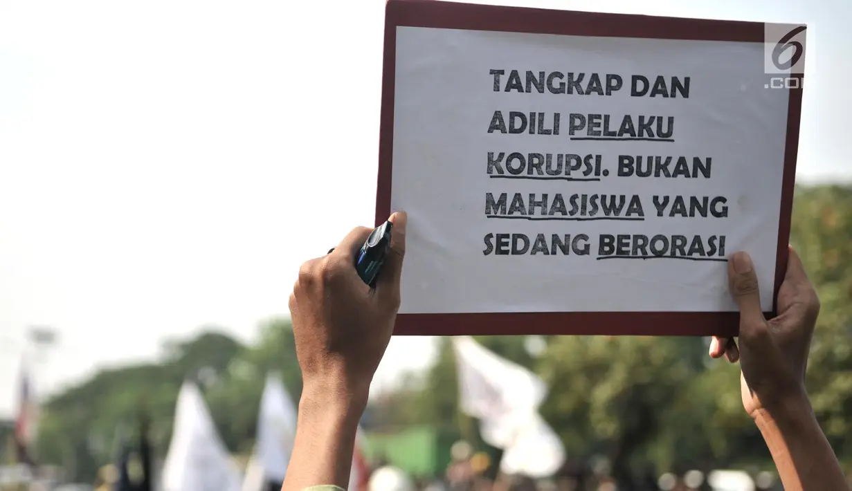 Mahasiswa membentangkan poster saat unjuk rasa di depan Gedung DPR RI, Jakarta, Selasa (1/10/2019). Aksi yang digelar Badan Eksekutif Mahasiswa Seluruh Indonesia itu muncul poster dengan kata-kata lucu yang menyindir disahkannya UU KPK dan menolak RUU KUHP. (merdeka.com/Iqbal S Nugroho)