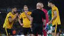 Saat kedudukan imbang 1-1, Wolverhampton dihukum penalti oleh wasit Anthony Taylor akibat aksi Hwang Hee-chan yang berusaha menghalau bola di dalam kotak penalti namun terlibat kontak dengan Fabian Schar pada masa injury time babak pertama. Eksekusi penalti yang diambil Callum Wilson mampu mengubah skor menjadi 2-1. Laga berakhir 2-2 setelah Hwang Hee-chan mampu mencetak gol pada menit ke-71. (AFP/Adrian Dennis)