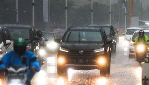 Kenderaan melintas saat hujan di Bundaran HI, Jakarta, Senin (1/11/2021). BMKG mengeluarkan peringatan dini cuaca ekstrem berupa hujan dengan intensitas sedang hingga lebat yang dapat disertai kilat atau petir, dan angin kencang untuk berbagai wilayah di Indonesia. (Liputan6.com/Faizal Fanani)