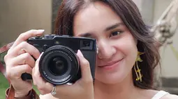 Gaya kece Michelle Ziudith saat memegang kamera ini curi perhatian. Senyum manis dari pemeran Sisca di sinetron Badai Pasti Belalu berhasil menuai pujian dari netizen yang terkesima dengan gaya Michelle saat memotret. (Liputan6.com/IG/@michelleziu)