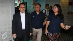 Pemred Liputan6.com, Mohamad Teguh (tengah) mendampingi Menteri ESDM Sudirman Said (kiri) saat kunjungan ke SCTV Tower, Jakarta, Rabu (4/5). Dalam kesempatan tersebut, Sudirman Said menjadi narasumber untuk Liputan6. (Liputan6.com/Angga Yuniar)