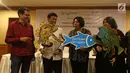 Kepala Pusat Riset Perikanan KKP RI Toni Ruchimat (kedua kiri), Executive Director of Coral Triangle Center Rili Djohari (kedua kanan) saat workshop untuk wartawan tentang perikanan berkelanjutan, Jakarta, Selasa (16/10). (Liputan6.com/Angga Yuniar)