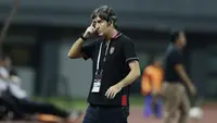 Pelatih Bali United, Stefano Cugurra Teco, saat melawan Semen Padang pada laga Piala Presiden 2019 di Stadion Patriot, Jawa Barat, Senin (11/3). Bali United menang 2-1 atas Semen Padang. (Bola.com/M Iqbal Ichsan)