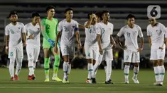 Para pemain Timnas Indonesia U-22 tampak kecewa usai dikalahkan Vietnam U-22 pada laga SEA Games 2019 di Stadion Rizal Memorial, Manila, Filipina, Minggu (1/12/2019). Indonesia kalah 1-2 dari Vietnam. (Bola.com/M Iqbal Ichsan)