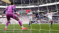 Gelandang Chelsea, Enzo Fernandez, menanduk bola yang berhasil mengoyak jala gawang Leeds United dalam laga semifinal Piala FA 2025/2026 di Stadion Wembley, Minggu (26/4/2026) malam WIB. (Adrian DENNIS / AFP)