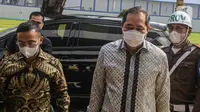 Mantan Menteri Perdagangan (Mendag) Muhammad Lutfi berjalan memasuki ruang pemeriksaan di Gedung Bundar Kejaksaan Agung (Kejagung), Jakarta Selatan, Rabu (22/6/2022). Pemeriksaan terhadap Lutfi itu merupakan lanjutan dari penyidikan kasus pemberian izin ekspor CPO yang telah menjerat lima orang sebagai tersangka. (Liputan6.com/Faizal Fanani)