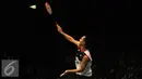Tunggal putera Indonesia, Ihsan Maulana Mustofa melakukan smes ke arah pebulutangkis Inggris, Rajiv Ouseph di perempat final BCA Indonesia Open 2016, Jakarta, Jumat (3/6/2016). Ihsan unggul 17-21. 21-12, 21-12. (Liputan6.com/Helmi Fithriansyah)