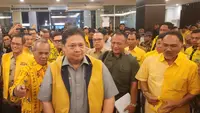 Ketum DPP Partai Golkar, Airlangga Hartarto menghadiri konsolidasi partai Golkar di salah satu hotel kawasan Makassar, Sulawesi Selatan. (Liputan6.com/Dicky Agung Prihanto)