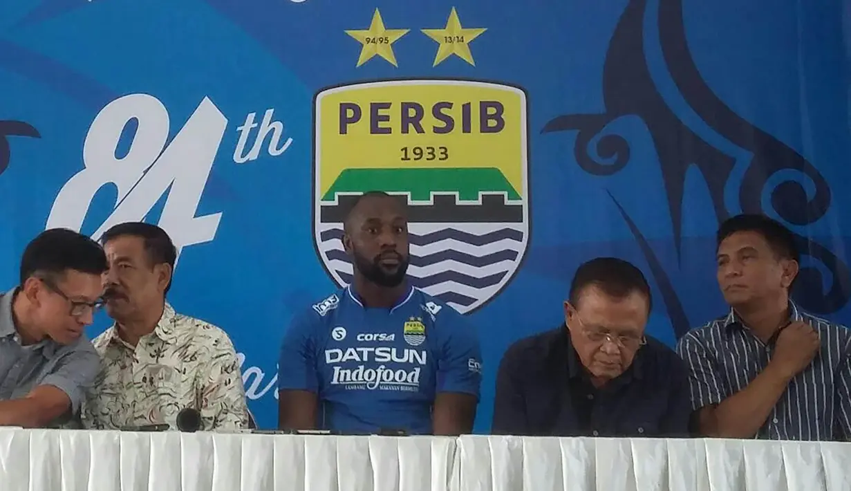 Stiker Persib Bandung, Carlton Cole, diperkenalkan kepada wartawan. Bomber berusia 33 tahun mengungkapkan keputusannya bergabung dengan Maung Bandung karena mantan rekan setimnya di Chelsea, Michael Essien. (Bola.com/Erwin Snaz)