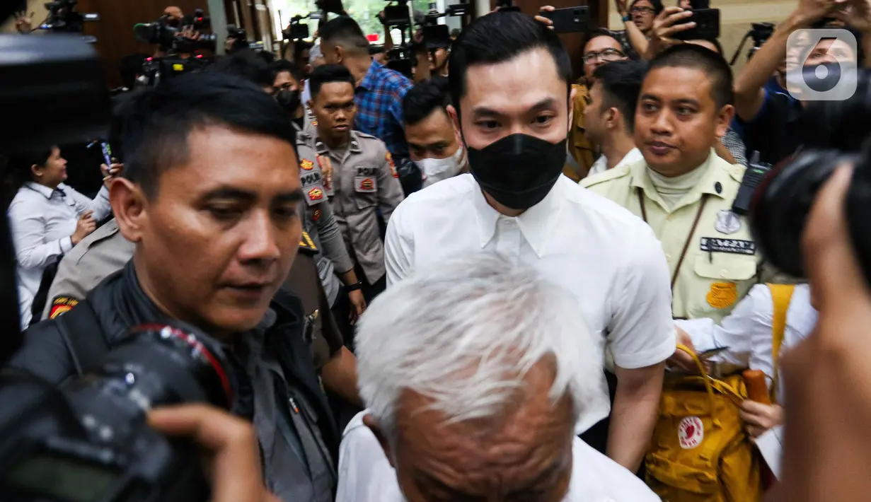 Terdakwa kasus dugaan korupsi pengelolaan tata niaga komoditas timah di wilayah Izin Usaha Pertambangan (IUP) di PT Timah Tbk tahun 2015-2022, Harvey Moeis (tengah) sesaat sebelum menjalani sidang pembacaan putusan oleh majelis hakim di Pengadilan Tindak Pidana Korupsi (Tipikor) Jakarta, Senin (23/12/2024). (Liputan6.com/Herman Zakharia)