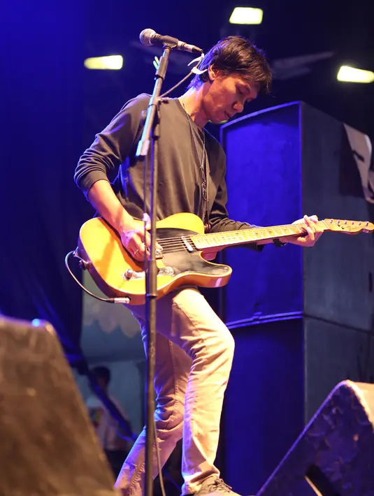 Penampilan Eross dan kawan-kawan di panggung JakCloth ini merupakan penampilan perdana mereka di tahun 2016. Aksi Eross dan gitarnya pun menjadi suguhan asyik bagi Sheila Genk yang sudah setia menunggu Sheila On 7. (Andy Masela/Bintang.com)