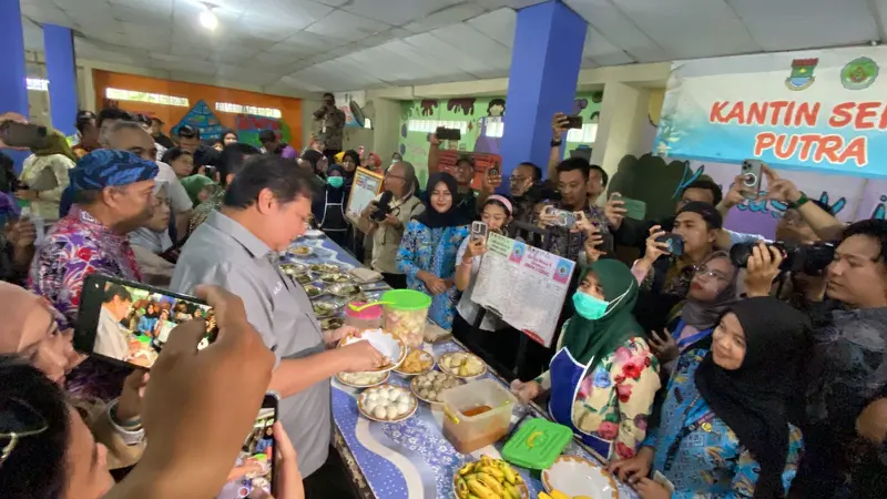 Menteri Koordinator Bidang Perekonomian Airlangga Hartarto saat melakukan audiensi usai meninjau simulasi program makan siang gratis
