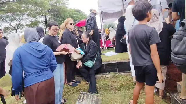 48 Tahun sahabatan, momen Ira Maya Sopha tak kuasa tahan tangis di pemakaman Dina Mariana bikin nyesek