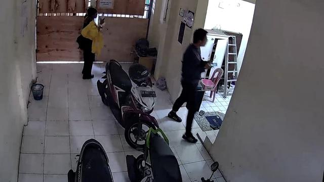 Tangkapan CCTV saat tersangka bersama korban memasuki area indekos tempat korban dibunuh di wilayah Kukusan, Beji, Depok. (Istimewa)