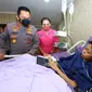 Kapolri Jenderal Pol Listyo Sigit Prabowo saat menjenguk bocah penderita tumor kaki Sinta Aulia. (dok Polri)