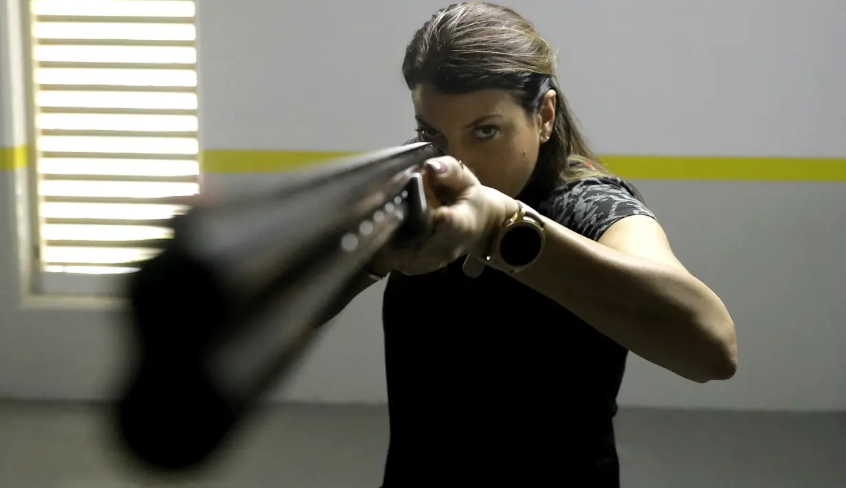 Penembak wanita Lebanon, Ray Bassil melakukan latihan untuk tetap bugar meskipun ada pandemi virus corona jelang perhelatan Olimpiade musim panas. (Foto: AFP/Joseph Eid)