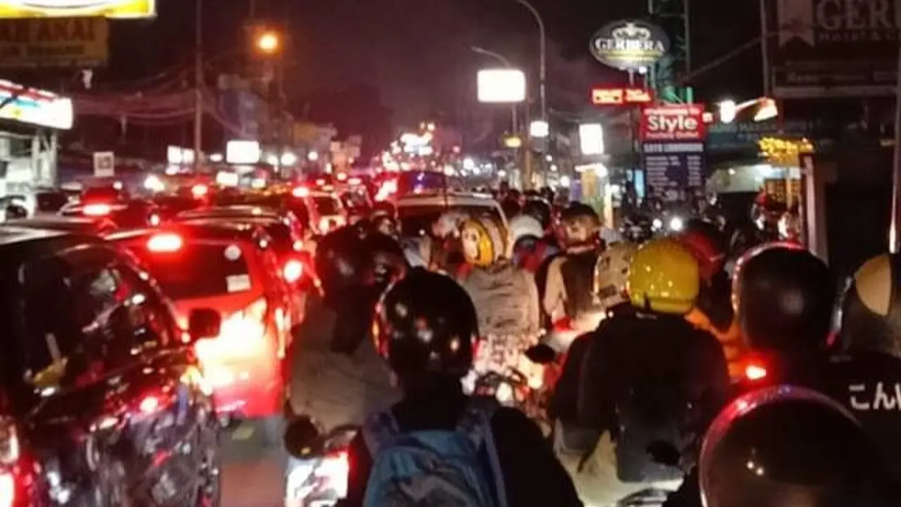 Kemacetan panjang terjadi di jalur puncak, Bogor, Sabtu (28/8/2020) malam. Antrean panjang kendaraan mengular hingga beberapa kilometer dari kedua arah.