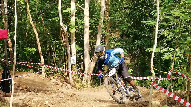 Pahraz Salman Alparisi melibas trek Bukit Hijau Bike Park, Imogiri, Bantul, saat seeding run, yang berlangsung Sabtu (21/4/2018).