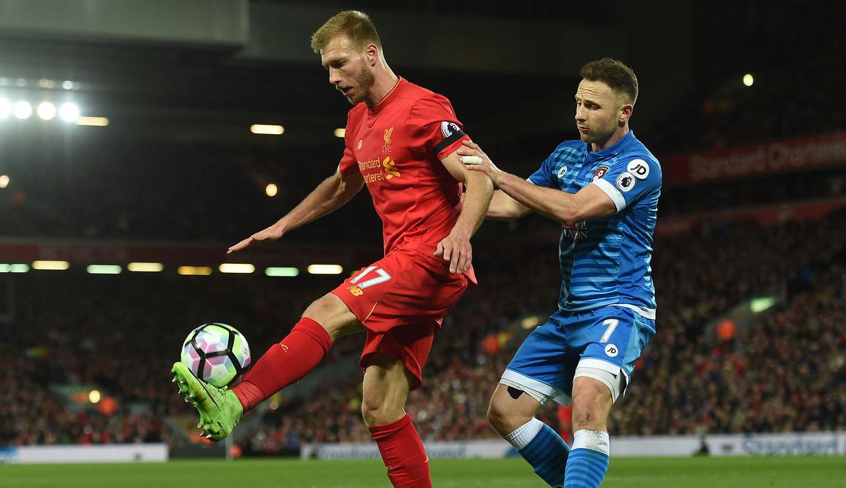 Bek Liverpool, Ragnar Klavan (kiri) menguasai bola dibayangi gelandang Bournemouth, Marc Pugh pada laga Liga Inggris 2016/2017 di Anfield Stadium, Liverpool (5/4/2017). Ragnar Klavan yang berpaspor Estonia didatangkan Liverpool dari FC Augsburg pada awal musim 2016/2017 dengan nilai transfer 5 juta euro. Setelah total tampil dalam 53 laga di semua ajang dengan torehan 2 gol, ia dilepas ke Cagliari pada awal musim 2018/2019. (AFP/Paul Ellis)