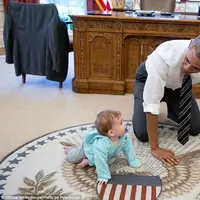 Inilah sejumlah potret yang berhasil diabadikan oleh fotografer Gedung Putih ketika Barack Obama masih menjadi presiden Amerika Serikat. (Foto: dailymail.co.uk)