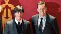 Legenda sepak bola Jerman, Joachim Loew dan Oliver Bierhoff, saat menghadiri Drawing Piala Dunia 2018 di Kremlin Palace, Jumat (1/12/2017). Acara tersebut dihadiri legenda sepak bola dunia. (AFP/Kirill Kudryavtsev)