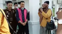 Jaksa di Kejari Kuansing saat menggiring Kepala Dinas ESDM Riau menuju mobil tahanan karena korupsi. (Liputan6.com/M Syukur)