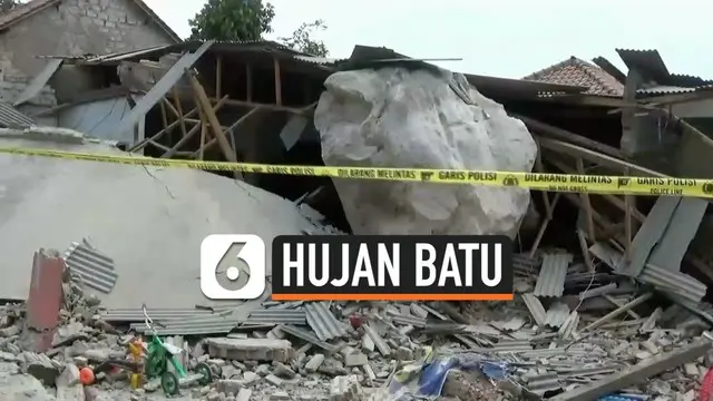Batu-batu raksasa tiba-tiba menghujani permukiman Cihandeleum Purwakarta Jawa Barat hari Selasa (8/10). Warga panik menyaksikan batu hancurkan rumah mereka.