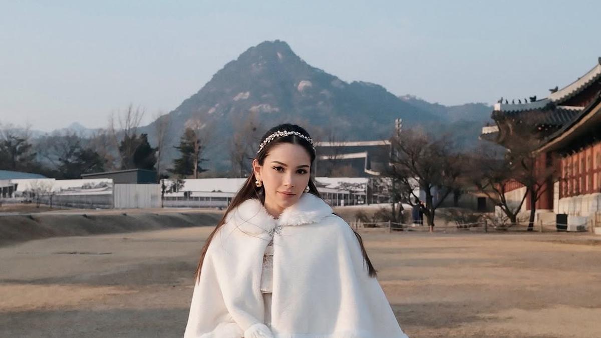 Pesona Cantik Alyssa Daguise dengan Hanbok dan Coat Bulu Putih, Pancarkan Aura Calon Pengantin yang Kebanjiran Pujian