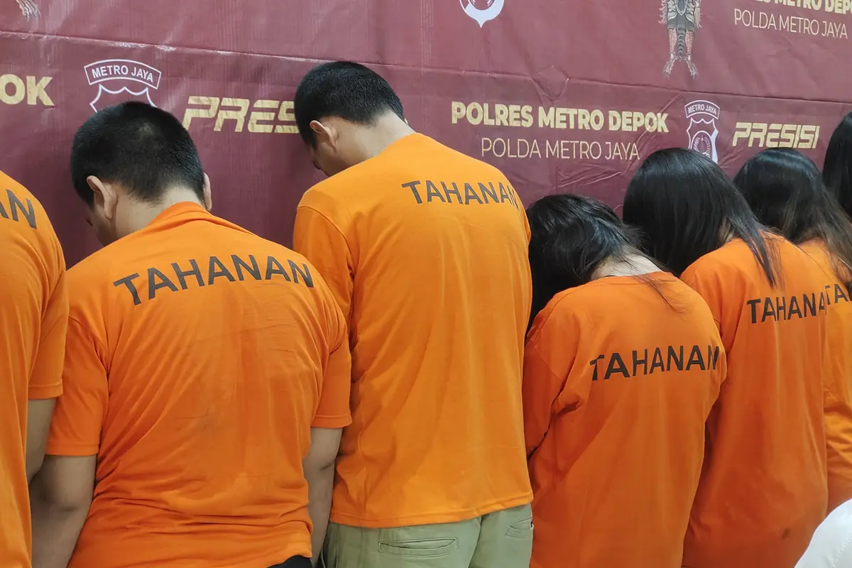 Sejumlah tersangka perdagangan bayi lintas wilayah yang diamankan Polres Metro Depok.
