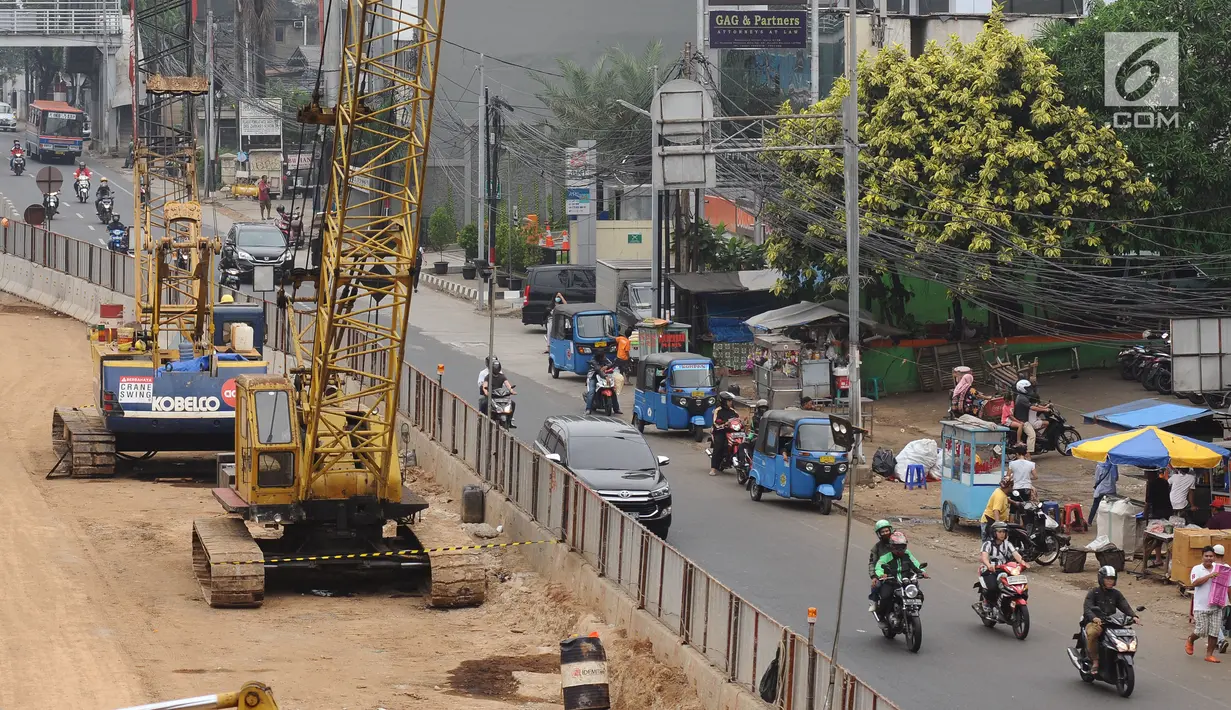 Pengendara melintas di sisi area pembangunan underpass Mampang Prapatan, Jakarta, Sabtu (24/6). Terkait libur Hari Raya Idul Fitri 1438 H, aktivitas pembangunan underpass Mampang Prapatan dihentikan sementara. (Liputan6.com/Helmi Fithriansyah)