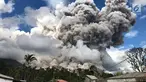 Kondisi Gunung Sinabung yang menyemburkan awan panas di Kabupaten Karo, Provinsi Sumatera Utara, Rabu (27/12). Gunung Sinabung menyemburkan awan panas sejauh 4,6 km berdurasi 500 detik. (Liputan6.com/Pool/BNPB)