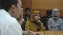 Ibu Cicih (kanan) terlihat sedih saat mengadukan nasib anaknya ke Kantor BNP2TKI, Jakarta (6/5/2015). Cicih terancam hukuman mati di Uni Emirat Arab karena diduga telah membunuh anak majikannya. (Liputan6.com/Johan Tallo)