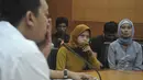 Ibu Cicih (kanan) terlihat sedih saat mengadukan nasib anaknya ke Kantor BNP2TKI, Jakarta (6/5/2015). Cicih terancam hukuman mati di Uni Emirat Arab karena diduga telah membunuh anak majikannya. (Liputan6.com/Johan Tallo)