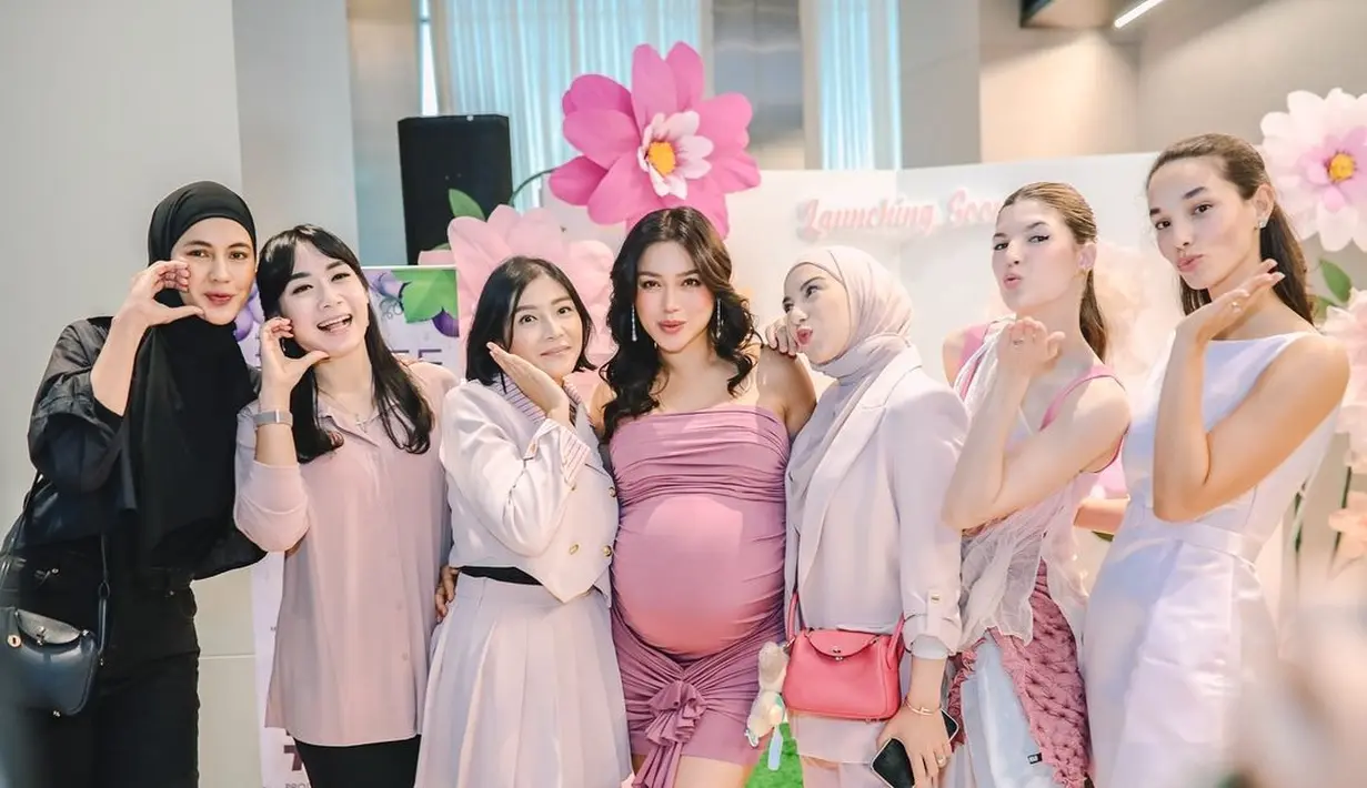 Mikaila Patritz tampil kece dengan layering outfit nuansa pink-putih yang unik. [@inijedar].