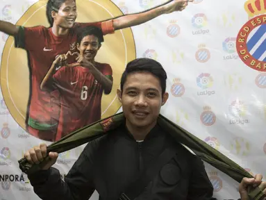 Pesepak bola masa depan Indonesia, Evan Dimas, berpose jelang keberangkatannya ke Spanyol untuk bergabung dengan Espanyol. Selama empat bulan mantan kapten timnas U-19 itu akan berpetualang di negeri Matador. (Bola.com/Vitalis Yogi Trisna)