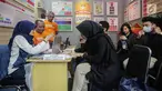 Warga mengurus formulir A5 atau surat pindah memilih di Kantor KPU Kota Jakarta Pusat, Minggu (17/2). KPU menggelar pelayanan pindah memilih yang dibagi menjadi dua tahap. (Liputan6.com/Faizal Fanani)