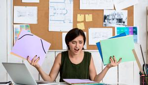 Meja berantakan identik dengan beban pikiran yang menumpuk. Saat melihat tumpukan dokumen atau barang berserakan, otak langsung menerima sinyal “pekerjaan belum selesai” dan berakibat cemas. (foto/dok: freepik/cookie_studio)