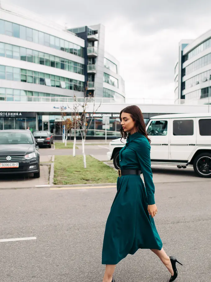 wanita november tampil mewah tidak bahagia