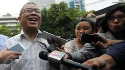 Sekretaris Daerah Pemprov Sumut, Hasban Ritonga memberikan keterangan pers usai diperiksa KPK, Jakarta, Rabu (25/11/2015). Hasban diperiksa sebagai saksi kasus dugaan suap DPRD Sumut periode 2009-2014 dan 2014-2019. (Liputan6.com/Helmi Afandi)