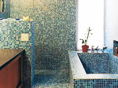 Laburi dinding kamar mandi dengan keramik mosaik berwarna cerah. Finishing glossy dari keramik mosaik membuat kamar mandi terlihat elegan. Foto: Dwell