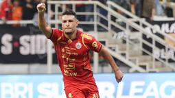 Pemain Persija Jakarta, Alaaeddine Ajaraie usai mencetak gol pertama ketika melawan PSM Makassar pada pekan ke-22 BRI Super League 2025/2026 yang digelar di Jakarta International Stadium, Jumat (20/2) malam WIB. (Bola.com/Abdul Aziz)