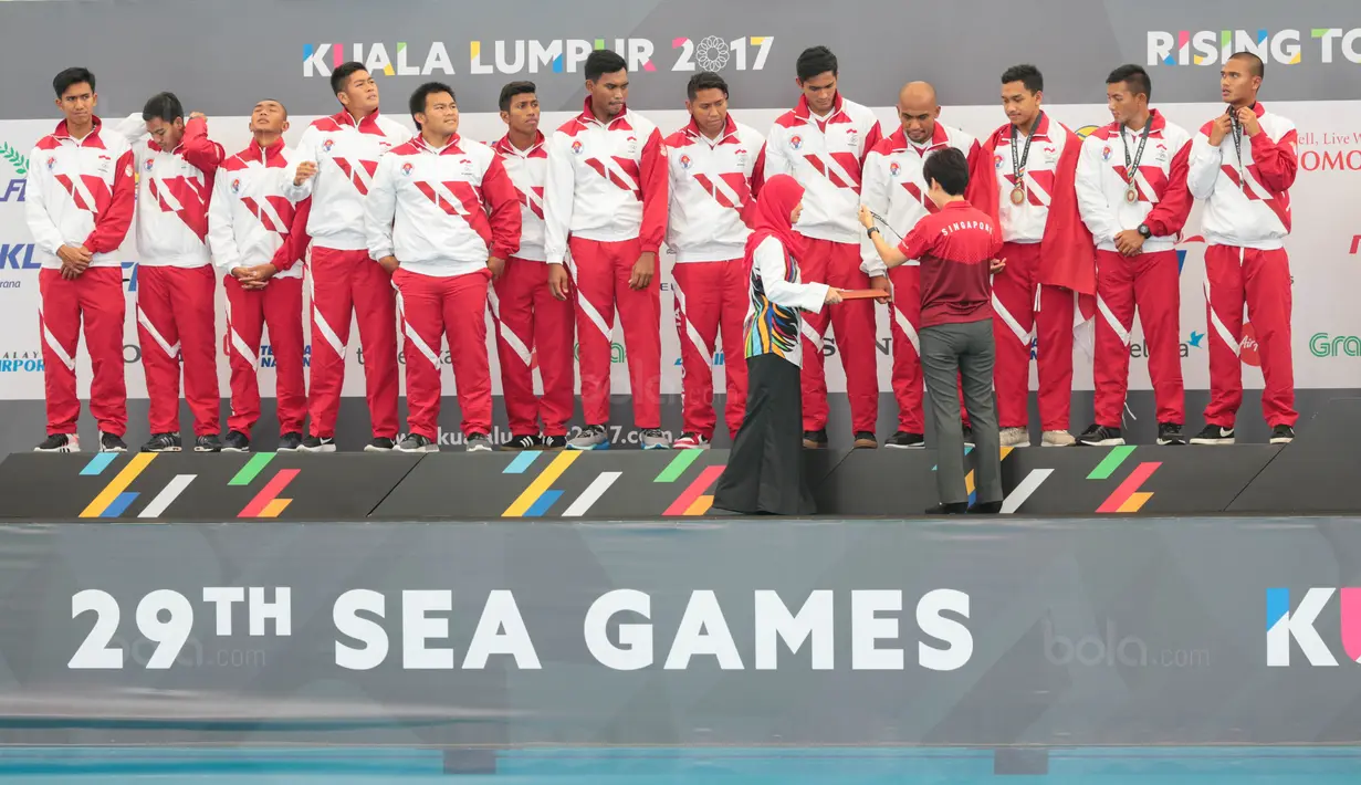 Altet polo air putra Indonesia saat menerima medali perak di SEA Games XXIX di National Aquatic Centre, Kuala Lumpur, Minggu (20/8). Tim Polo Air Indonesia menang dengan skor 12-5 atas Filipina. (Liputan6.com/Faizal Fanani)