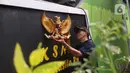 Warga memasang lambang burung Garuda Pancasila di sebuah tembok di di Kampung Pancasila, Karang Tengah, Kota Tangerang, Selasa (1/6/2021). Sejumlah kegiatan diadakan warga, Komunitas Taman Potret dan TNI ini untuk memperingati Hari kelahiran Pancasila. (Liputan6.com/Angga Yuniar)