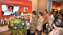 Presiden Jokowi melihat profil para hakim MK di Pusat Sejarah Konstitusi, Gedung MK, Jakarta, Jumat (19/12/2014). (Liputan6.com/Faizal Fanani)