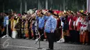 Peserta upacara memberi hormat kepada inspektur upacara peringatan HUT ke-45 Korps Pegawai Republik Indonesia (Korpri) di Silang Monas, Jakarta, Selasa (29/11). Peserta upacara yang mengenakan pakaian adat berbagai daerah. (Liputan6.com/Faizal Fanani)