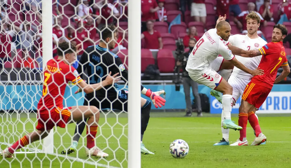 Penjaga gawang Wales Danny Ward kedua kiri) mencoba melakukan penyelamatan saat melawan Denmark pada pertandingan babak 16 besar Euro 2020 di Johan Cruyff Arena, Amsterdam, Belanda, Sabtu (26/6/2021). Denmark menang 4-0. (AP Photo/Peter Dejong, Pool)