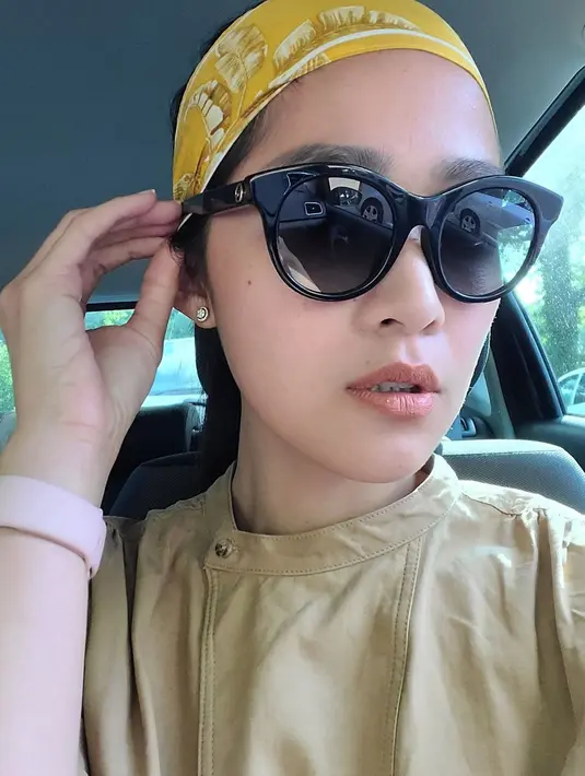 Beberapa kali Gracia membagikan gaya OOTD-nya memakai headscarf dengan kacamata hitam. Meski simpel, gaya ini bisa jadi inspirasi untuk jalan-jalan santai. (Liputan6.com/IG/@graciaz14)