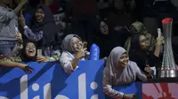 Penonton menyambut histeris pasangan ganda putra Indonesia, Fajar Alfian/ Muhammad RIan Ardianto saat masuk ke lapangan pada Indonesia Open 2019 di Istora Senayan, Jakarta, Rabu (17/7/2019). (Bola.com/Peksi Cahyo)